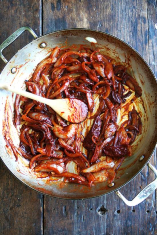 Ένα τηγάνι με σοταρισμένα κρεμμύδια και chipotles.