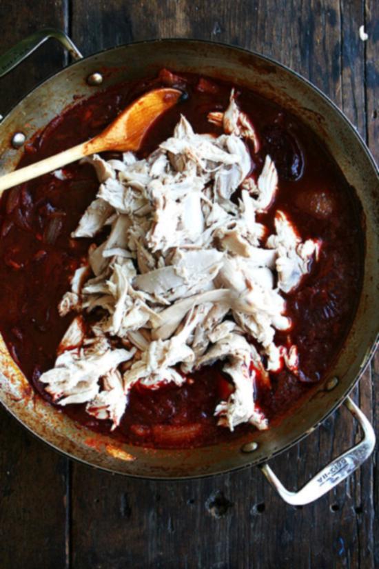 Ένα τηγάνι με κρεμμύδια, chipotles και τεμαχισμένο κοτόπουλο.