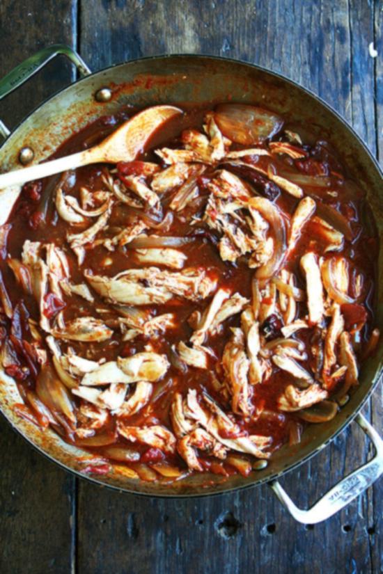 Ένα τηγάνι γεμάτο με tinga.