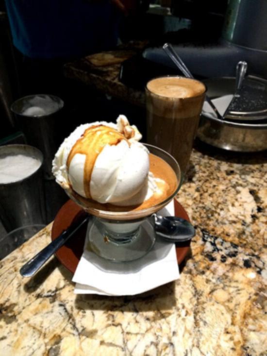 Χορτοκεφτέδες Σέσκουλου Μόντρεαλ 23 affogato στο Cafe Olympico