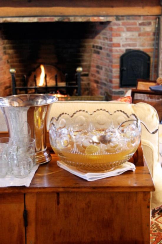 Λαζάνια ψητής κολοκύθας βουτύρου 23 Philadelphia Fish house punch σε τραπέζι.