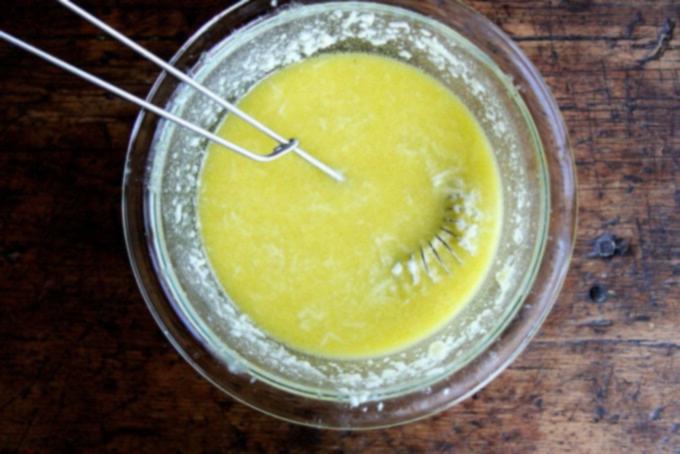 Σαλάτα Canal House με Ξυστά Σπαράγγια & Ρόκα 8 Dressing σαλάτας σε μπολ.