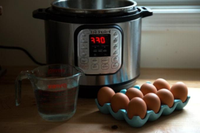 Εύκολα Βραστά Αυγά σε 5 Λεπτά στην Instant Pot 3 Το Instant Pot 6 λίτρων IP Duo με άβραστα αυγά και νερό.
