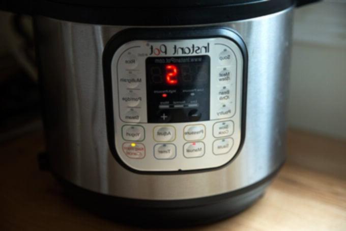 Εύκολα Βραστά Αυγά σε 5 Λεπτά στην Instant Pot 5 Το Instant Pot ρυθμισμένο σε χειροκίνητη λειτουργία, υψηλή πίεση για 5 λεπτά, οι ρυθμίσεις για τέλεια σφιχτοβρασμένα αυγά κάθε φορά.