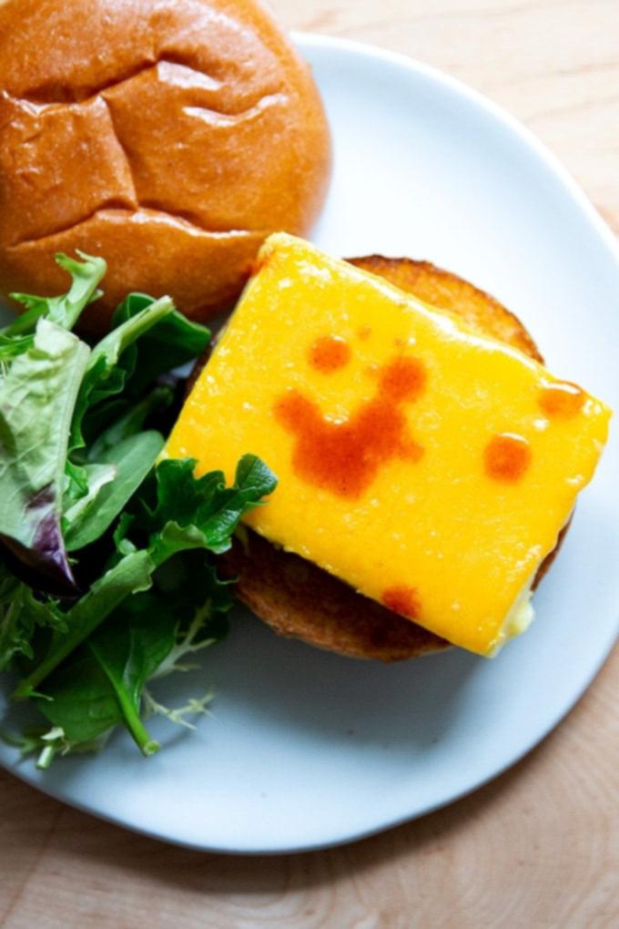 Σάντουιτς Αυγού της Flour Bakery 14 Brioche egg sandwich on a plate.