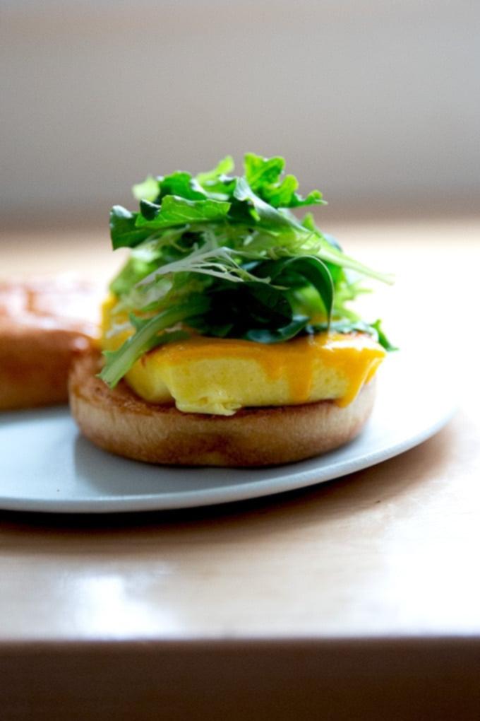 Σάντουιτς Αυγού της Flour Bakery 15 Brioche egg sandwich on a plate.