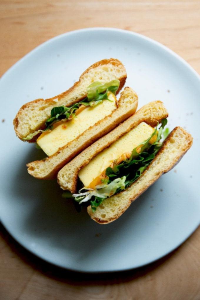 Σάντουιτς Αυγού της Flour Bakery 16 Brioche egg sandwich on a plate.