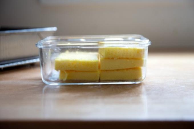 Σάντουιτς Αυγού της Flour Bakery 17 Egg slices in a glass storage container.