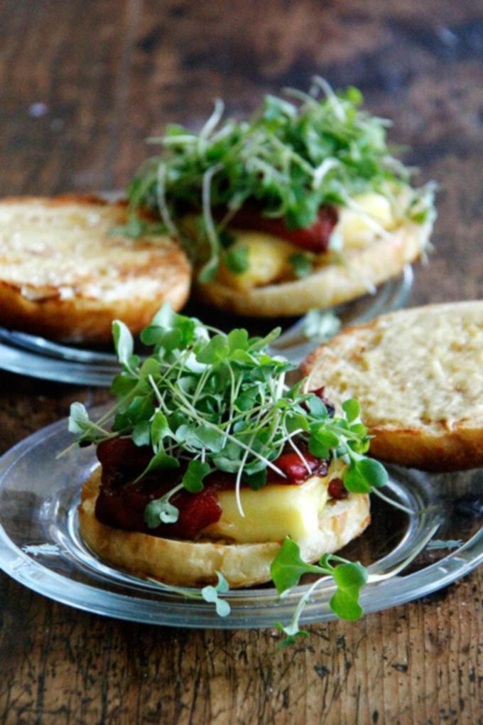 Σάντουιτς Αυγού της Flour Bakery 18 Joanne Chang's breakfast sandwich.