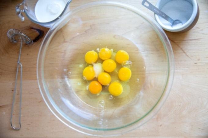 Σάντουιτς Αυγού της Flour Bakery 3 A bowl of 9 eggs and 1 teaspoon salt.