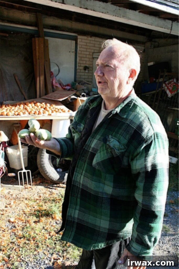 Κέικ Πάουπαου 11 Ο Sam Consylman κρατάει ένα δεμάτι Pawpaw.