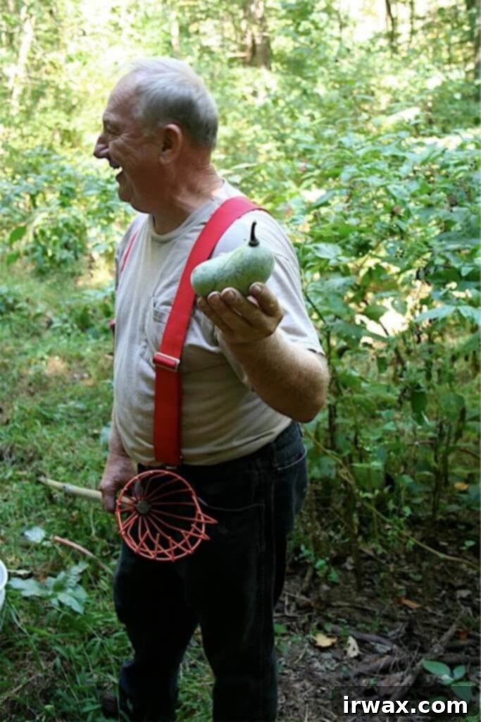 Κέικ Πάουπαου 6 Ο Sam Consylman κρατάει ένα Pawpaw.