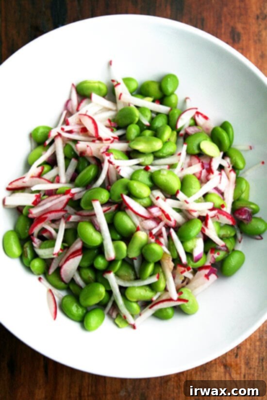 Σε αυτή τη σαλάτα με edamame και ραπανάκια, τα ραπανάκια και τα edamame βρίσκονται σε σχεδόν ίση αναλογία κατ' όγκο, και η σάλτσα είναι απλή: ίσα μέρη ελαιόλαδο και ξύδι και ένα καλό πασπάλισμα αλατιού — τόσο τα ραπανάκια όσο και τα edamame μπορούν να το αντέξουν. Είναι πανεύκολο να τη φτιάξεις. Υψηλή σε πρωτεΐνη, ελαφριά, πολύχρωμη, χορταστική — τι να μην αγαπήσεις εδώ; Και είναι ένας υπέροχος τρόπος να χρησιμοποιήσεις αυτά τα ραπανάκια από το CSA σου! // alexandracooks.com Σε αυτή τη σαλάτα με edamame και ραπανάκια, τα ραπανάκια και τα edamame βρίσκονται σε σχεδόν ίση αναλογία κατ' όγκο, και η σάλτσα είναι απλή: ίσα μέρη ελαιόλαδο και ξύδι και ένα καλό πασπάλισμα αλατιού — τόσο τα ραπανάκια όσο και τα edamame μπορούν να το αντέξουν. Είναι πανεύκολο να τη φτιάξεις. Υψηλή σε πρωτεΐνη, ελαφριά, πολύχρωμη, χορταστική — τι να μην αγαπήσεις εδώ; Και είναι ένας υπέροχος τρόπος να χρησιμοποιήσεις αυτά τα ραπανάκια από το CSA σου! // alexandracooks.com