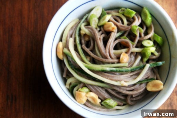 Λατρεύω την απλότητα αυτής της σαλάτας soba noodle: τα νουντλς και τα αγγούρια σε μπαστουνάκια δένουν αρμονικά σε μια σάλτσα φυστικοβούτυρου, ενώ μια χούφτα φιστίκια προσφέρουν την τέλεια τραγανότητα. Η σάλτσα φυστικοβούτυρου είναι πικάντικη, γλυκιά, αλμυρή και ξινή, αγγίζοντας όλες τις αισθήσεις που κάνουν κάθε πιάτο που τη συνοδεύει τόσο ακαταμάχητο. // alexandracooks.com Σαλάτα με νουντλς soba και σάλτσα φυστικοβούτυρου