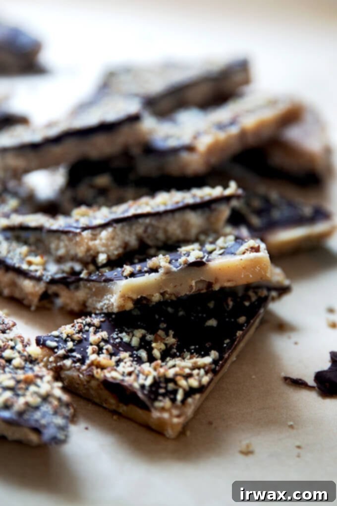 Κλασικό Σοκολατένιο Τόφι 2 Milk and dark chocolate toffee broken into shards.