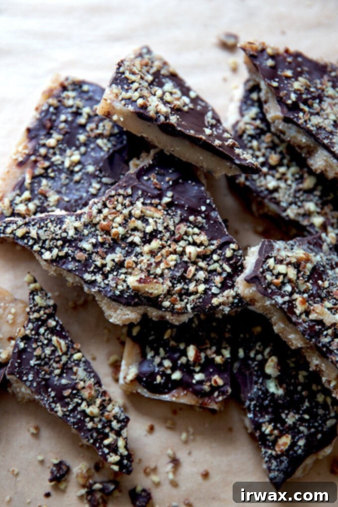 Κλασικό Σοκολατένιο Τόφι 11 Milk chocolate toffee broken into shards.