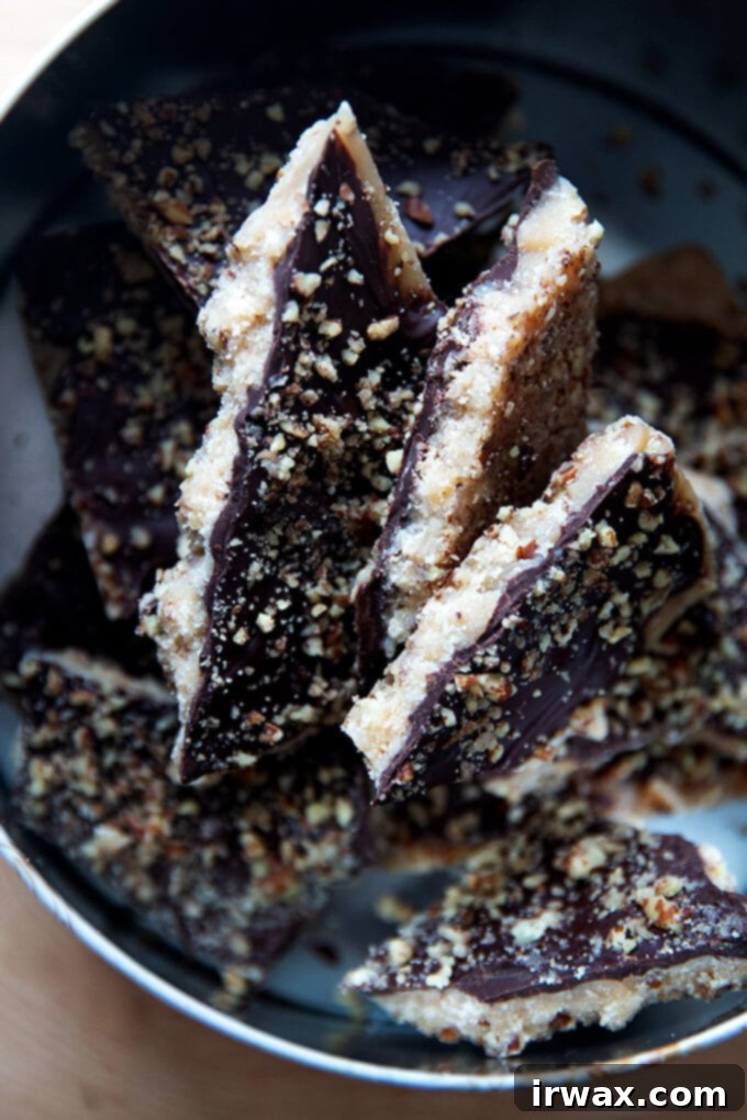 Κλασικό Σοκολατένιο Τόφι 12 Milk chocolate toffee in a holiday cookie tin.