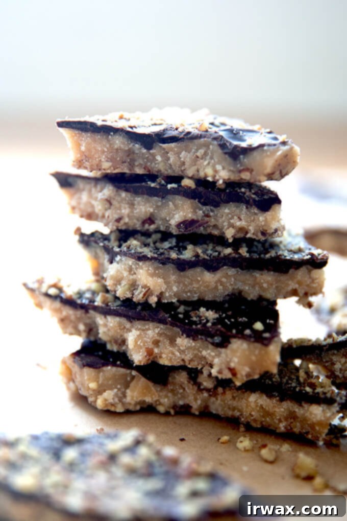 Κλασικό Σοκολατένιο Τόφι 4 A stack of Milk and dark chocolate toffee shards.