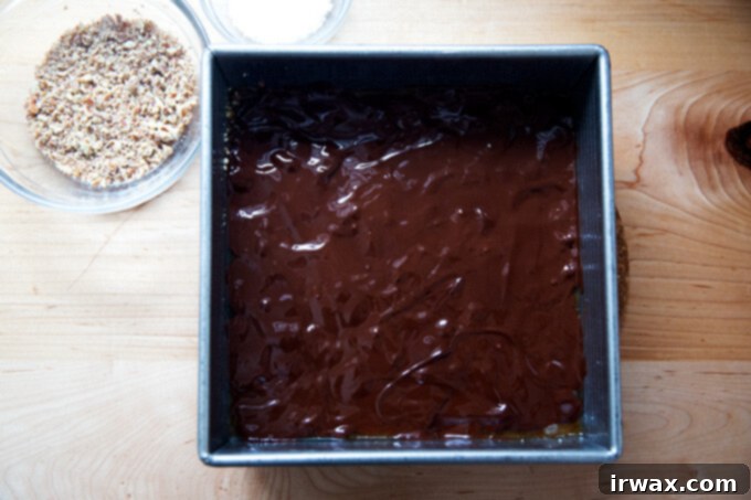 Κλασικό Σοκολατένιο Τόφι 8 Chocolate covered toffee in a 9-inch pan.