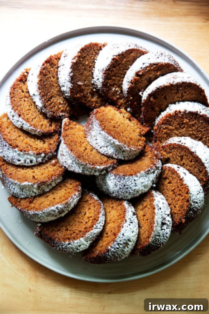 Ζουμερό Κέικ Μήλου 2 Μια πιατέλα με κέικ bundt μήλου.