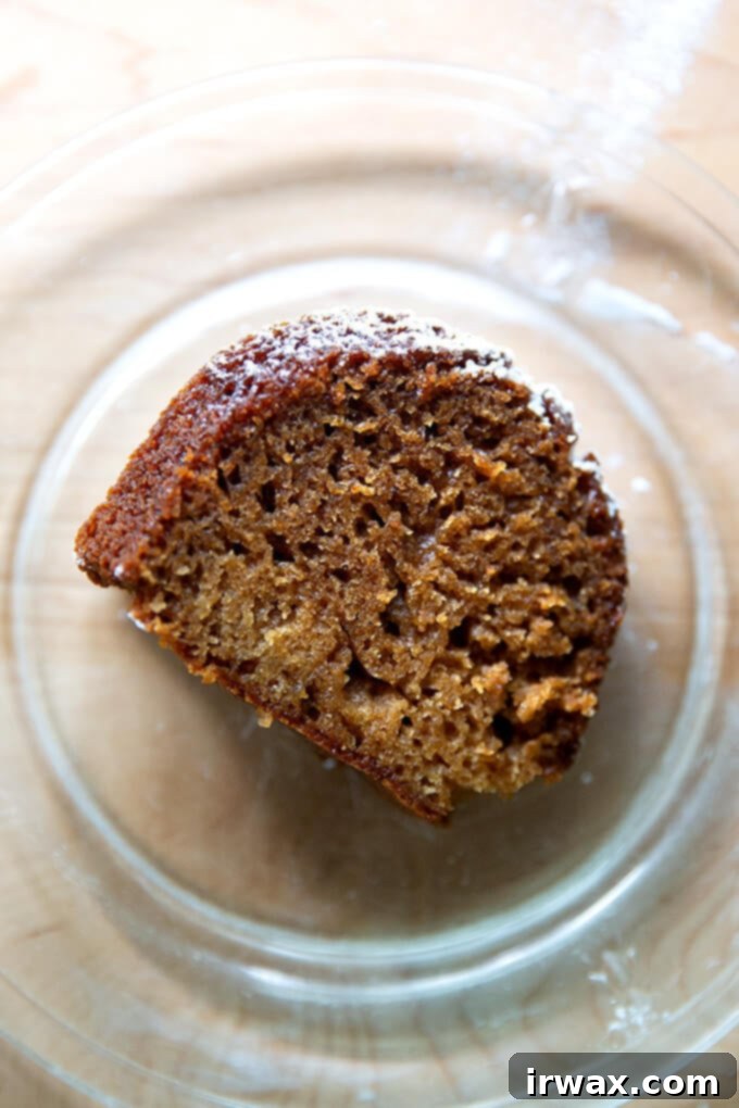 Ζουμερό Κέικ Μήλου 11 Μια φέτα κέικ bundt μήλου σε πιατέλα.