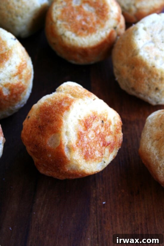 Baked in muffin tins, these super-easy, no-knead dinner rolls are a snap to throw together and might just be the show stopper on your holiday table. // alexandracooks.com Φρεσκοψημένα ψωμάκια με θυμάρι.
