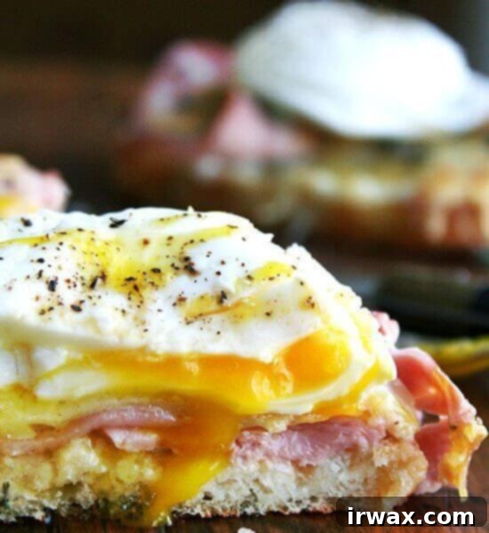 Κροκ Μονσιέ με αυγά ποσέ 15 Croque madame — croque monsieur στεφανωμένο με ένα αυγό ποσέ — σε μια επιφάνεια κοπής.