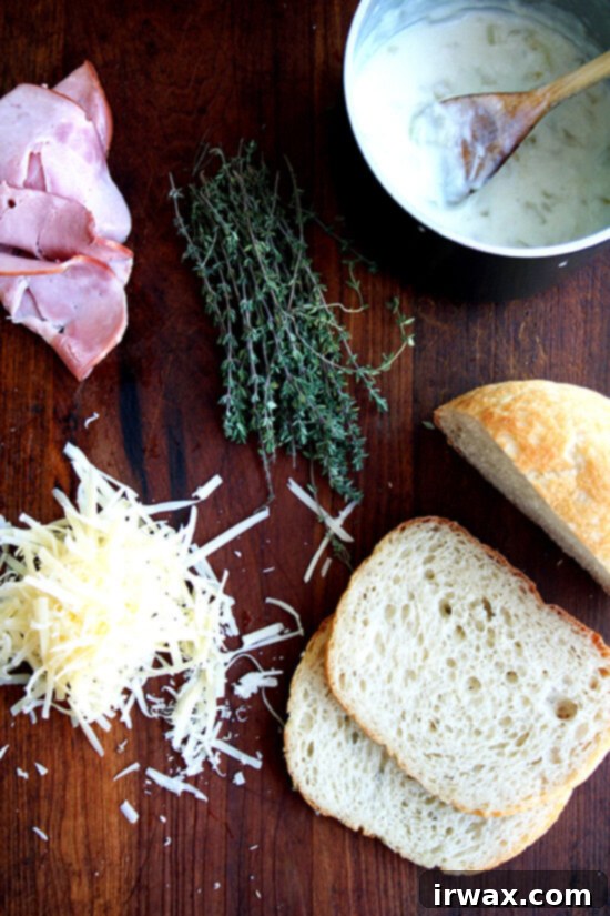 Κροκ Μονσιέ με αυγά ποσέ 4 Συστατικά για Croque Monsieur σε μια σανίδα: ζαμπόν, Gruyère, θυμάρι, ψωμί, μπεσαμέλ.