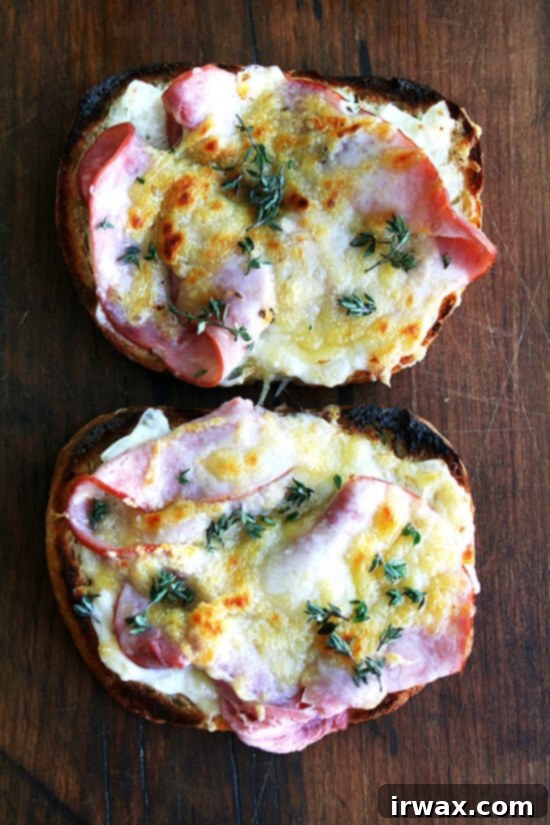 Κροκ Μονσιέ με αυγά ποσέ 6 Croque Monsieur: Δύο φέτες τοστ με μπεσαμέλ, ζαμπόν και τυρί, μόλις ψημένες.