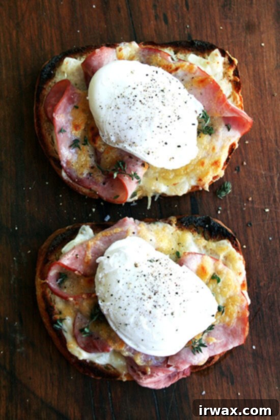 Κροκ Μονσιέ με αυγά ποσέ 8 Croque Madame: Δύο φέτες τοστ με μπεσαμέλ, ζαμπόν και τυρί, ψημένες και στεφανωμένες με αυγά ποσέ.