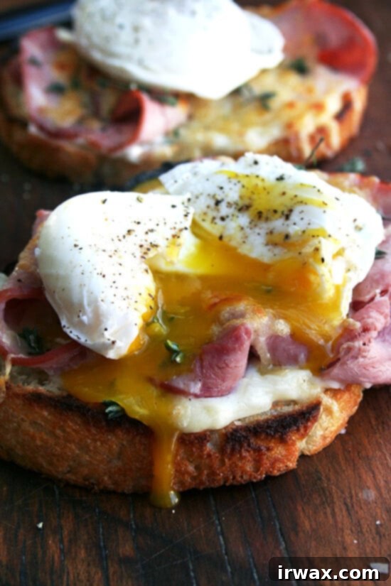 Κροκ Μονσιέ με αυγά ποσέ 10 Πλάγια όψη Croque Madame: Τοστ αλειμμένο με μπεσαμέλ, με ζαμπόν, Gruyère και ένα τέλειο αυγό ποσέ με τον κρόκο να απλώνεται.