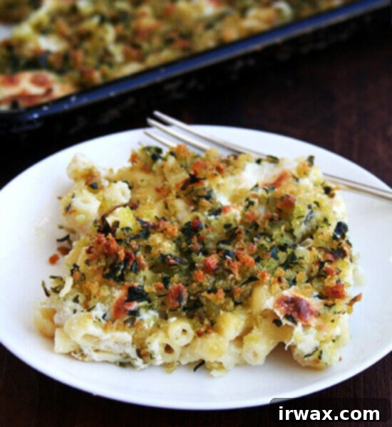 Μακαρόνια με Τυρί του Ταψιού 13 Mac N' Cheese από ταψί σε πιάτο.
