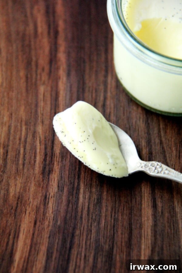 Pots de Crème Βανίλιας: Απαλή Υφή και Γλυκιά Γεύση Πλούσια κρέμα, ζάχαρη, φασόλι βανίλιας, κρόκοι αυγών — θα ήταν πραγματικά απογοητευτικό αν αυτά τα pots de crème δεν ήταν τίποτα λιγότερο από θεαματικά, κάτι που ήταν, γευστικά σαν crème brulée χωρίς καραμέλωμα, αλλά καλύτερα, με την πιο απαλή, βελούδινη υφή, τέλεια γλυκά, βαθιά ικανοποιητικά από κάθε άποψη.