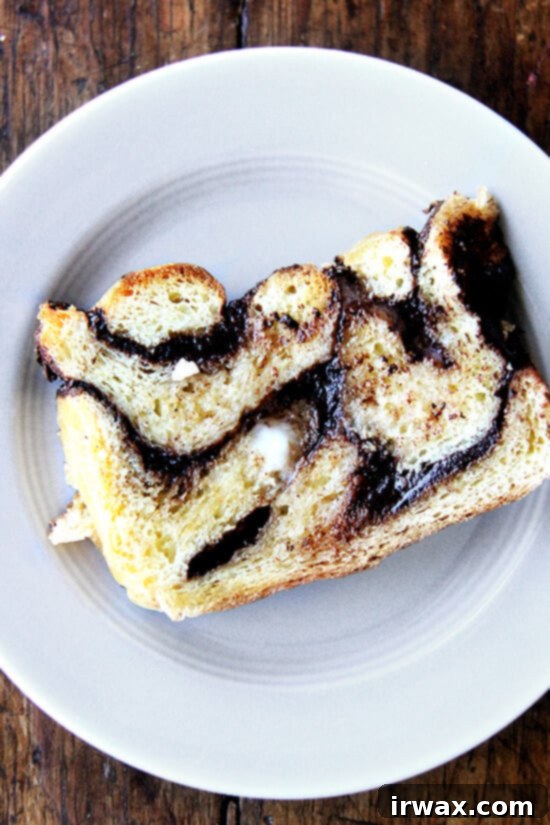 Πώς φτιάχνουμε Μπάμπκα 14 Babka μίας ημέρας, φρυγανισμένη, με βούτυρο σε πιάτο.
