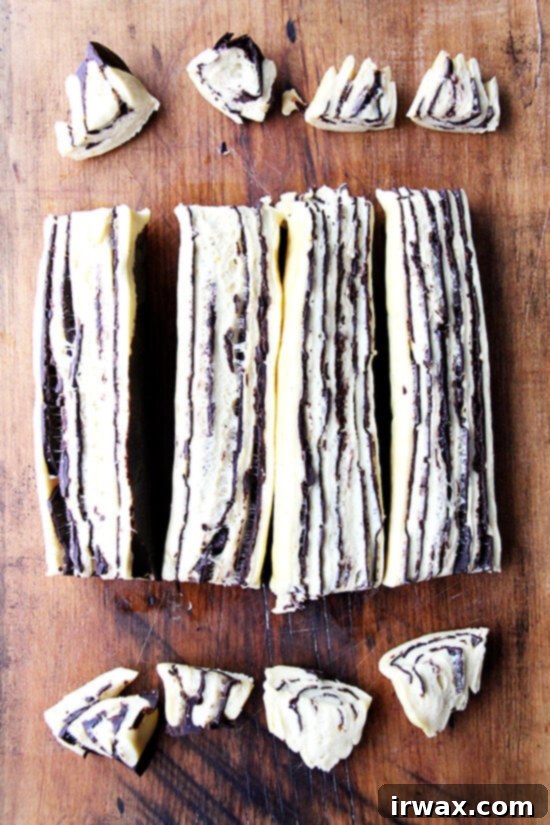 Πώς φτιάχνουμε Μπάμπκα 8 Κόψιμο της ζύμης babka για το πλέξιμο.