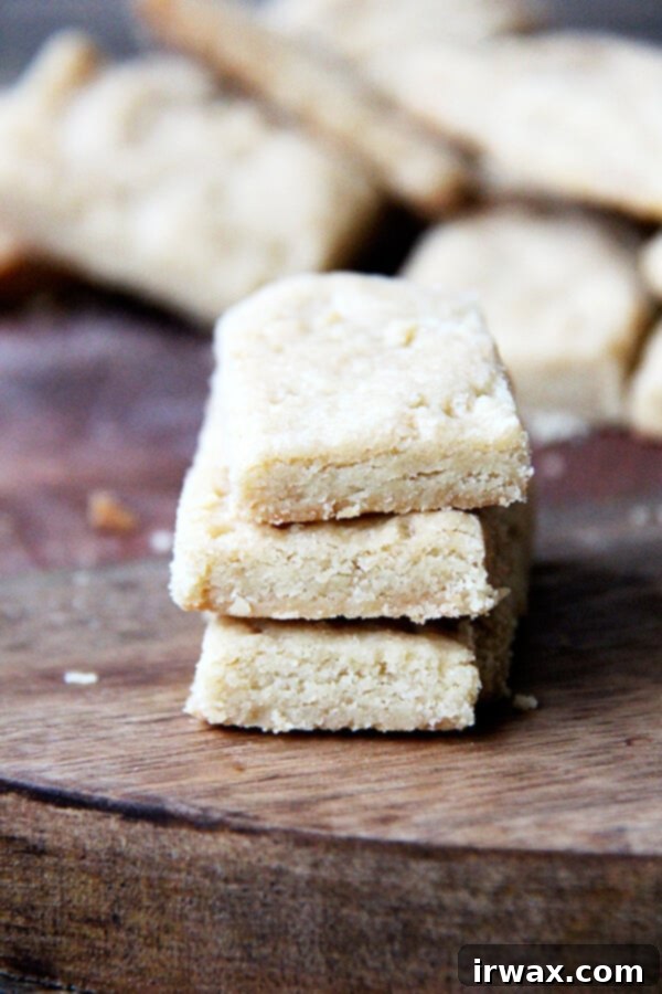 Αυτό το shortbread με καστανή ζάχαρη φτιάχνεται με μόνο τρία (ή τέσσερα) υλικά και δεν απαιτεί τίποτα περισσότερο από μια ξύλινη κουτάλα και ένα μπολ. Έχει γεύση σαν καστανό βούτυρο, αλμυρό και γλυκό, πολύ περισσότερο από το άθροισμα των μερών του, ένα shortbread που αγαπούν τόσο τα μεγάλα παιδιά όσο και τα μικρά. // alexandracooks.com Αυτό το shortbread με καστανή ζάχαρη φτιάχνεται με μόνο τρία (ή τέσσερα) υλικά και δεν απαιτεί τίποτα περισσότερο από μια ξύλινη κουτάλα και ένα μπολ. Έχει γεύση σαν καστανό βούτυρο, αλμυρό και γλυκό, πολύ περισσότερο από το άθροισμα των μερών του, ένα shortbread που αγαπούν τόσο τα μεγάλα παιδιά όσο και τα μικρά. // alexandracooks.com
