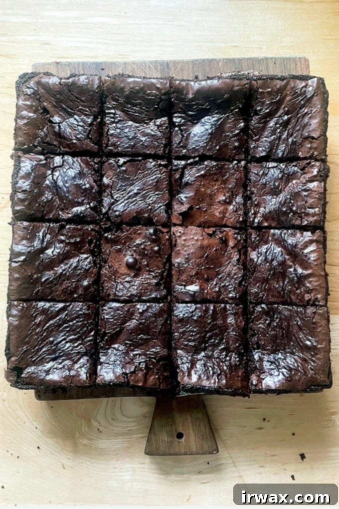 Αξεπέραστα Σπιτικά Brownies: Ζουμερά με Λαμπερή Επιφάνεια 3 Φρεσκοψημένα και κομμένα μπράουνις με γυαλιστερή επιφάνεια.