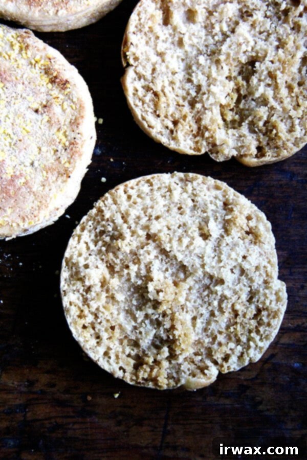 100% Ολικής Άλεσης Αγγλικά Μάφινς 9 Ένα English muffin κομμένο στη μέση.