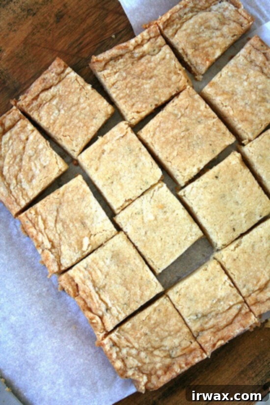 Προσοχή. Αυτά τα μπισκότα shortbread δεντρολίβανου είναι εθιστικά. Έχουν αυτή τη γλυκό-αλμυρή δυναμική, αλλά και μια νότα δεντρολίβανου, μια αλμυρή πινελιά που μπορεί να σας οδηγήσει να φάτε δέκα από αυτά, όπως ένα κράκερ. Προσπαθήστε να μην το κάνετε. // alexandracooks.com Μόλις ψημένο shortbread δεντρολίβανου, κομμένο σε τετράγωνα.