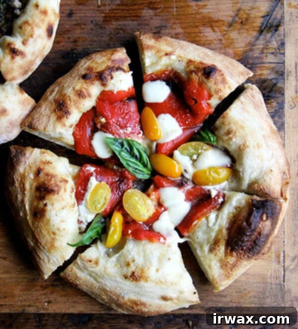 Οι Τρεις Καλοκαιρινές Πίτσες 9 Λεπτομέρεια πίτσας με ψητή πιπεριά και ντομάτα, έτοιμη για σερβίρισμα.