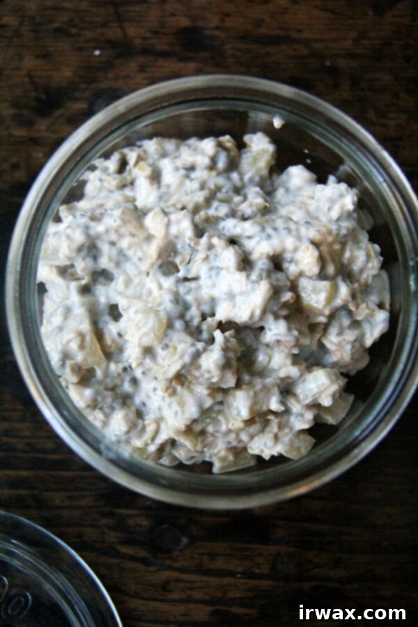 Αυτά τα overnight oats με γεύση μηλόπιτας είναι ένα μείγμα από νιφάδες βρώμης, αμυγδαλόγαλα, γιαούρτι, σπόρους chia και κύβους μήλου σοταρισμένους γρήγορα με κανέλα και σιρόπι σφενδάμου. Τα ανακατεύετε το βράδυ (ή 4 ώρες πριν θέλετε να τα φάτε) και το πρωί ξυπνάτε σε ένα χορταστικό και εντελώς νόστιμο πρωινό. Είναι ένα θαύμα. // alexandracooks.com Ένα μπολ με overnight oats με σιρόπι σφενδάμου, μήλο και κανέλα.