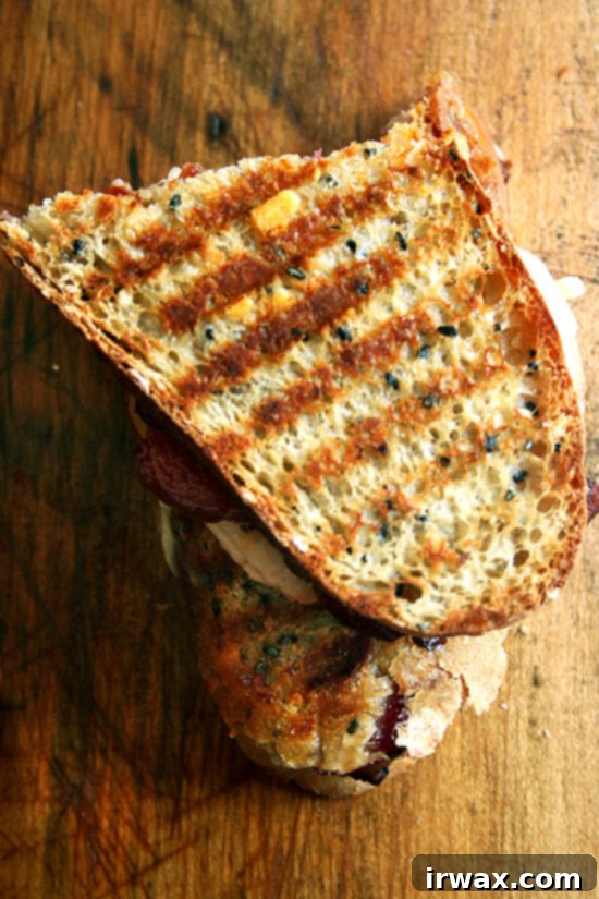 Απολαυστικό Panini με Μπέικον, Τσένταρ και Αχλάδι Ένα panini με μπέικον, τσένταρ και αχλάδι που προσφέρει μια διπλή γλυκόξινη αρμονία και κάνει κάθε μπουκιά αξέχαστη. Ιδανικό για ένα χαλαρό δείπνο ή ένα γρήγορο γεύμα.
