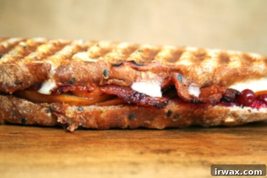 Panini με μπέικον, αχλάδι και τσένταρ Panini με μπέικον, αχλάδι και τσένταρ