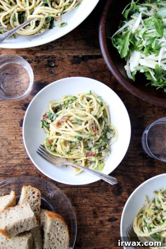 Έτοιμη Bucatini Carbonara με πράσα, λεμόνι και μπέικον, σερβιρισμένη. Έτοιμη Bucatini Carbonara με πράσα, λεμόνι και μπέικον, σερβιρισμένη.