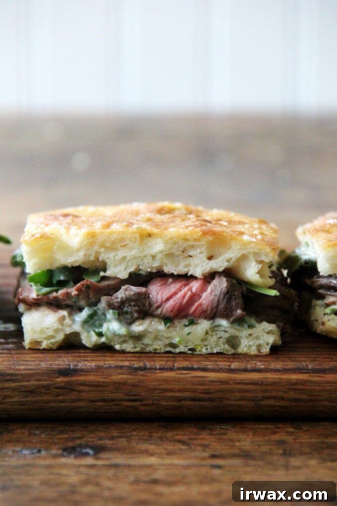 Σάντουιτς με Skirt Steak, Αρωματική Μαγιονέζα και Ρόκα σε Focaccia Ζουμερά σάντουιτς με skirt steak, ρόκα και σπιτική αρωματική μαγιονέζα, σε αφράτη focaccia.