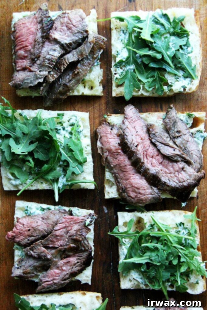 Συναρμολόγηση Σάντουιτς με Skirt Steak και Αρωματική Μαγιονέζα Οδηγίες για τη συναρμολόγηση σάντουιτς με skirt steak, δείχνοντας τα στρώματα των υλικών.