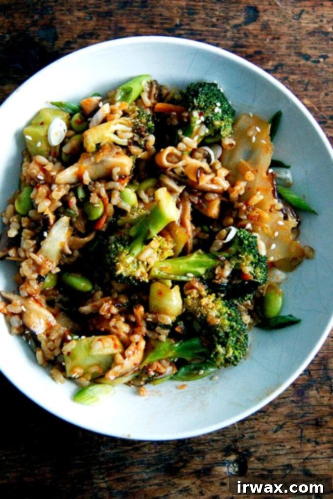 Βίγκαν Κίμτσι Τηγανητό Ρύζι 2 Kimchi fried rice σε ένα μπολ.