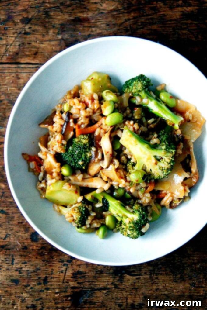 Βίγκαν Κίμτσι Τηγανητό Ρύζι 13 Ένα μπολ με Kimchi fried rice.
