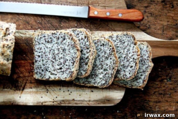 Φρυγανιστό Ψωμί Κινόας και Λιναρόσπορου 18 Sliced loaf of quinoa-flax bread.