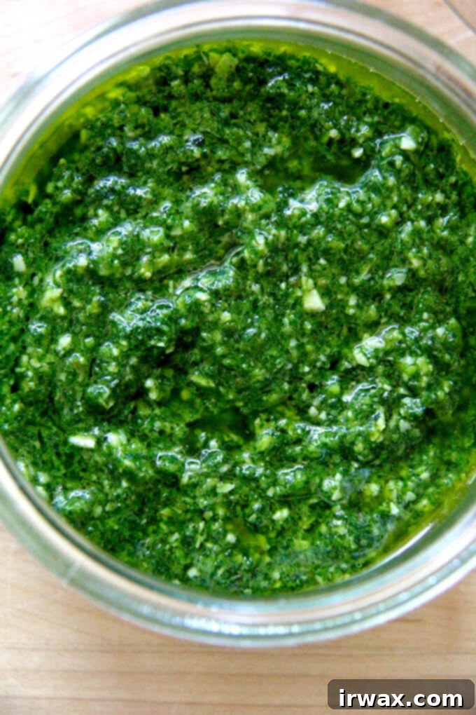 Το Πλούσιο Πέστο Βασιλικού 1 Ένα βάζο με pesto βασιλικού.